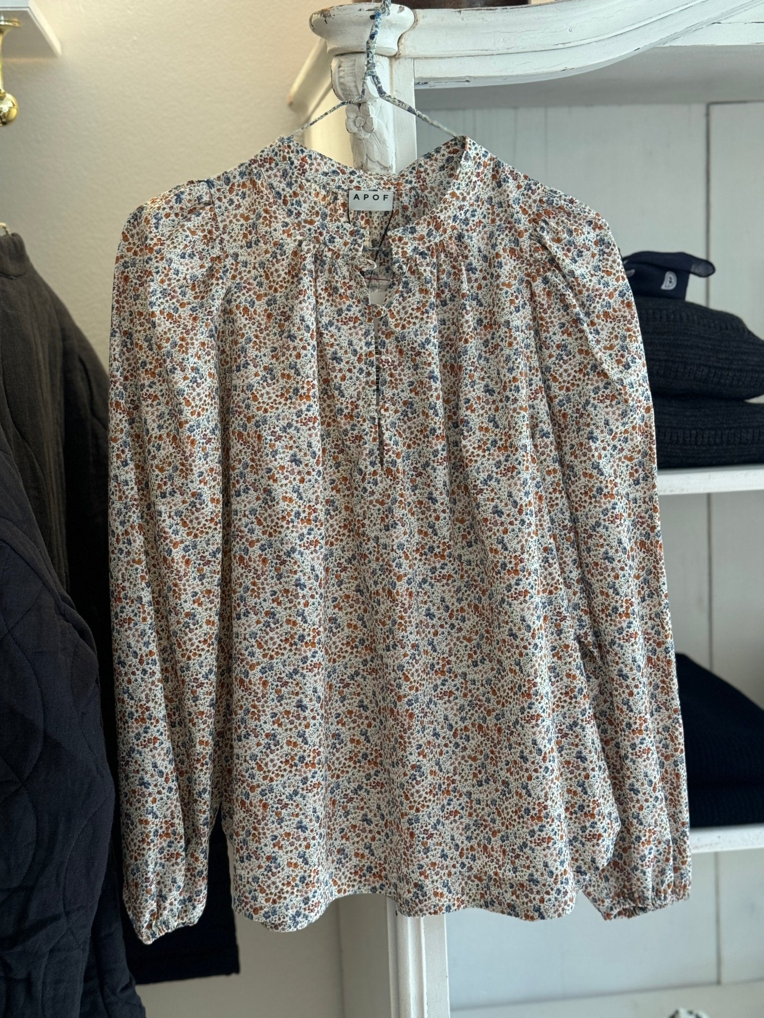 Audrey skjorte - 'Phoebe' Liberty print - APOF - Butik Verk, en livsstilsbutik i hjertet af Dragør