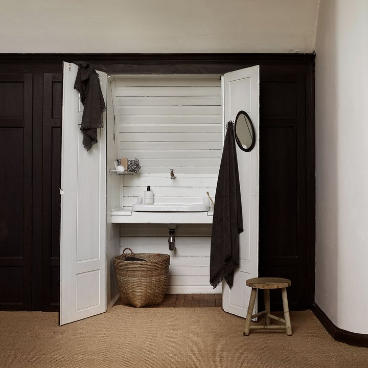 bamstoolh35_basmarket-m_staylibbath-pirate_handsoap-vanilla_towelfeel50-phantom_mirroregg-l-tin.jpg__720x720_q85_crop_subsampling-2_upscale.jpg