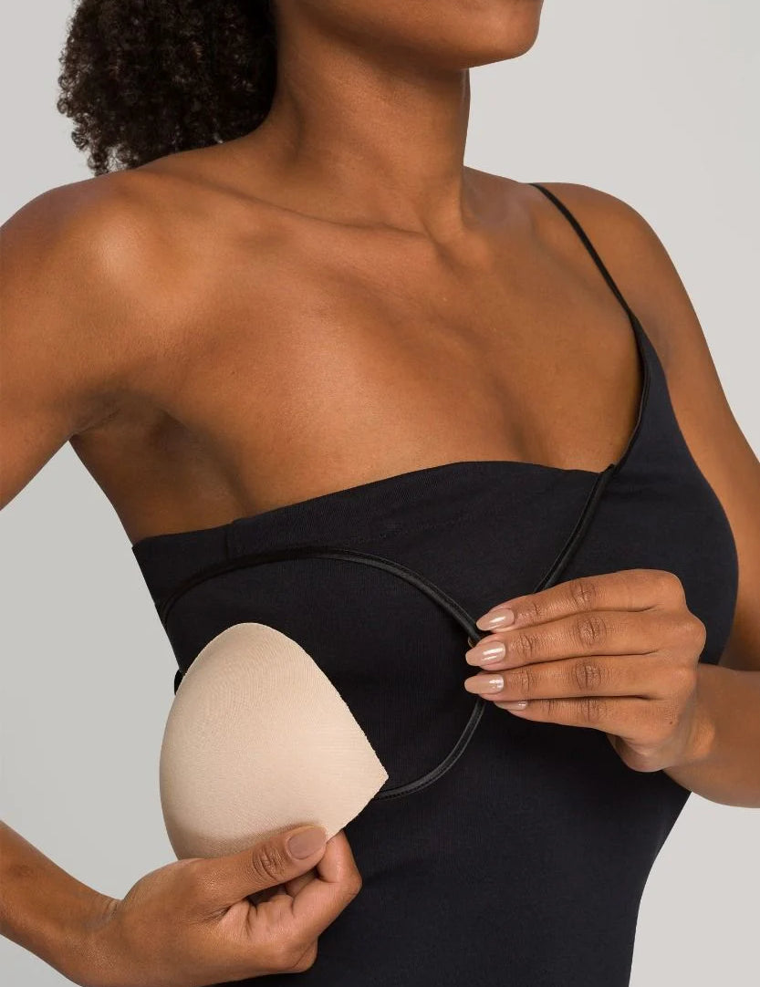 hanro_b_w_cottonseamless_spaghettitoppadded_071605_070019_091_1_2048x2048_8d9e779f-91fe-418e-9e1c-d4e45adc0479.webp
