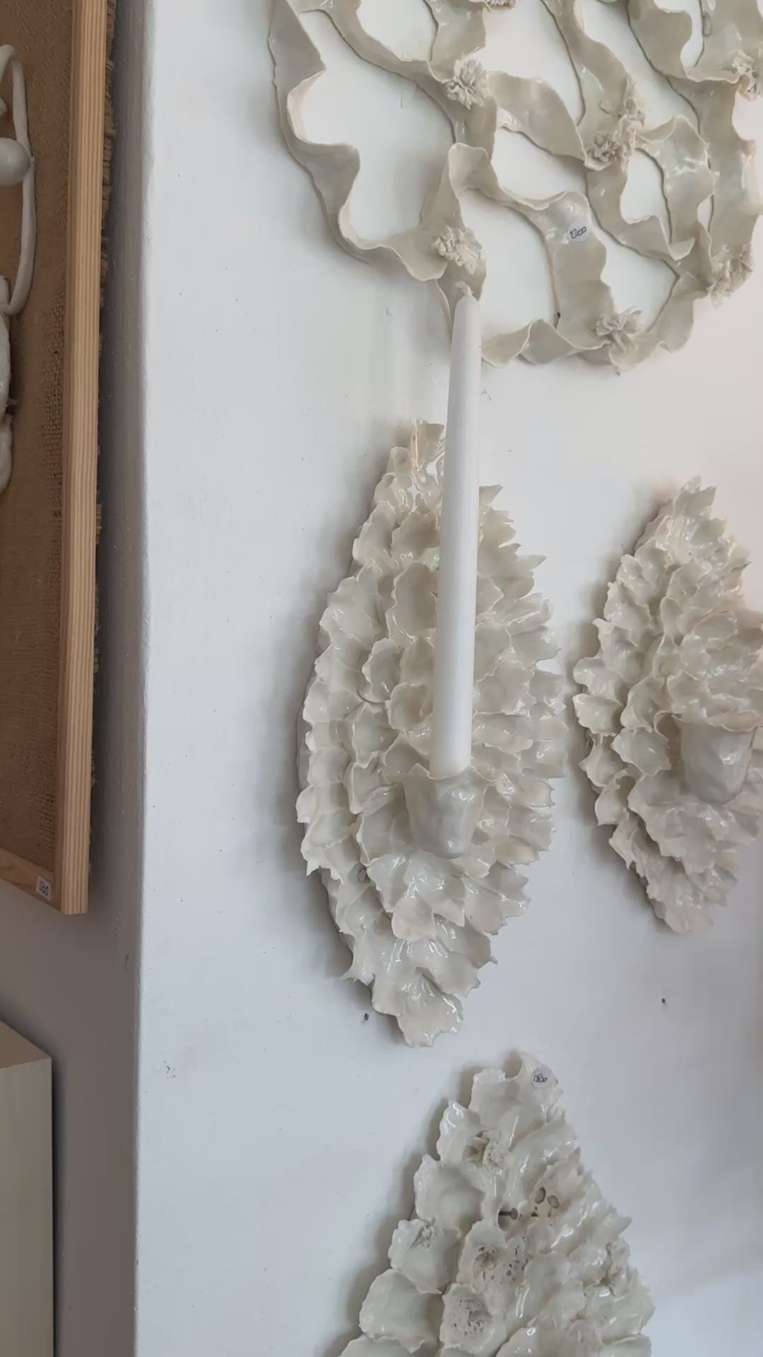 Vægrelief i porcelæn med lysestage #2