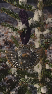 Sølvfarvet englehoved i metal