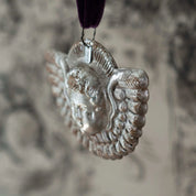 Sølvfarvet englehoved i metal